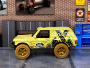 Loose Hot Wheels - Range Rover Classic - Yellow — view 3