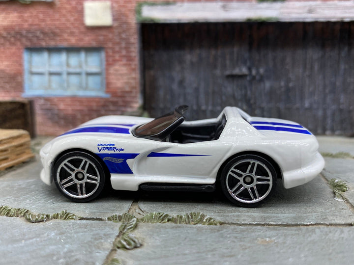 Loose Hot Wheels - Dodge Viper R/T 10 - White and Blue