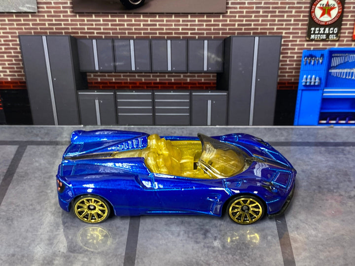 Loose Hot Wheels -2017 Pagani Huayra Roadster - Blue and Gold — view 2