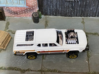 Loose Hot Wheel - Oldsmobile Vista Cruiser "Cruise Bruiser" - White and Gold 22 — view 2