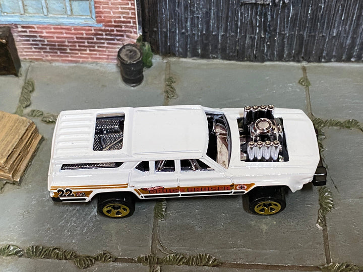 Loose Hot Wheel - Oldsmobile Vista Cruiser "Cruise Bruiser" - White and Gold 22 — view 2