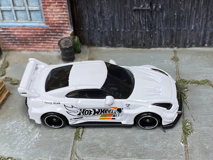 Loose Hot Wheels - Nissan 35GT-RR LB Silhouette WORKS gt - white hot wheels — view 2