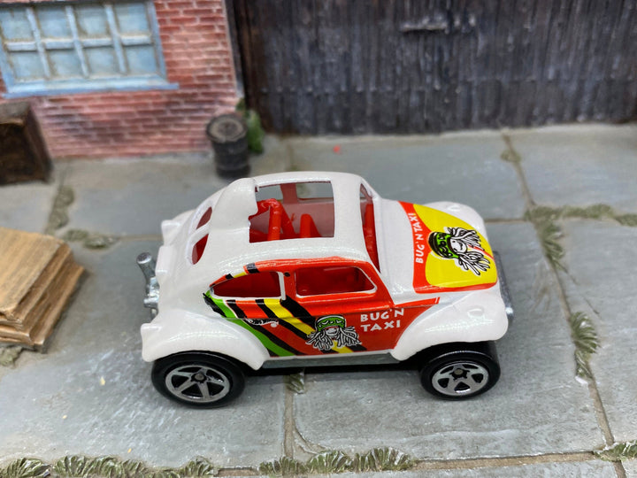 Loose Hot Wheels - Volkswagen VW Baja Bug - White, Red, Green and Yellow Bug'n Taxi — view 2