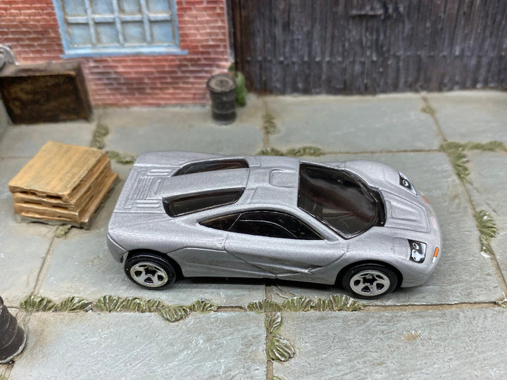 Loose Hot Wheels - McLaren F1 - Silver — view 2