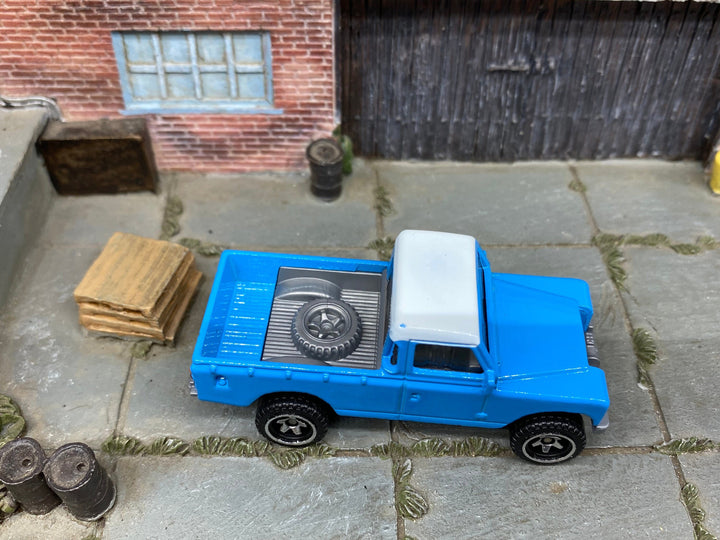 Loose Hot Wheels - Land Rover Series III - Blue and Whtie Off Road — view 2