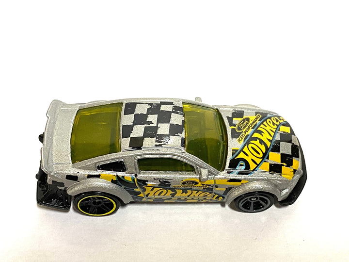 Loose 2005 Ford Mustang Hot Wheels Race Car - Silver, Yellow & Black — view 2
