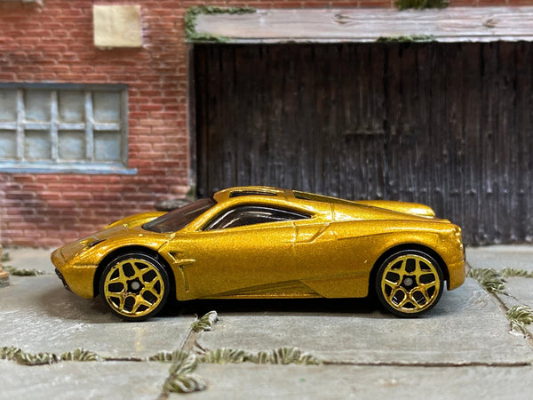 Loose Hot Wheels - Pagani Huayra - Gold and White