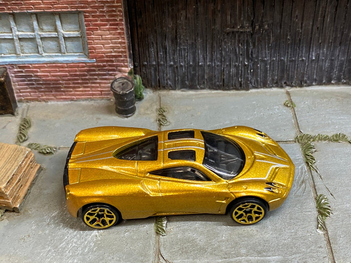Loose Hot Wheels - Pagani Huayra - Gold and White — view 2