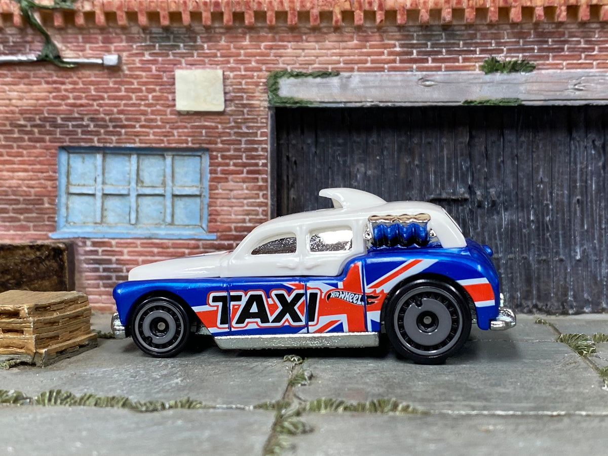 Loose Hot Wheels - Cockney Cab II - British White, Blue and Red