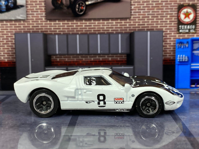 Loose Hot Wheels - Ford GT40 - White and Black 8