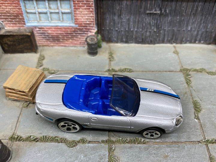 Loose Hot Wheels - Jaguare XK8 - Silver and Blue — view 2