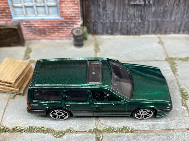 Loose Hot Wheels - Volvo 850 Estate - Dark Green — view 2