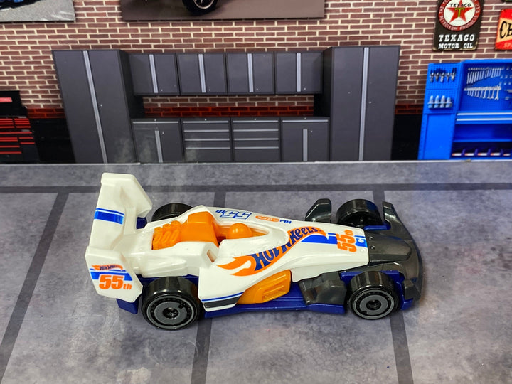 Loose Hot Wheels HW 4 Trac - White, Orange & Blue — view 2