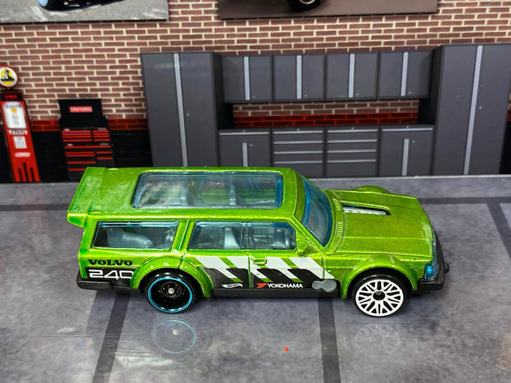 Loose Hot Wheels - Volvo 240 Drift Wagon - Green — view 2
