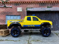 Loose Hot Wheels - 2010 Toyota Tundra Off Road 4x4 - Yellow and Blue — view 3