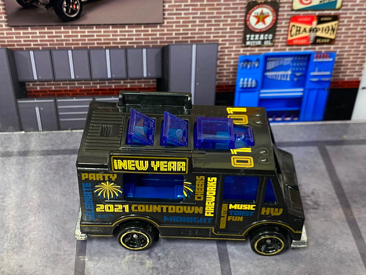 Loose Hot Wheels - Quick Bite Food Truck - New Years Count Down 2021- Black — view 2