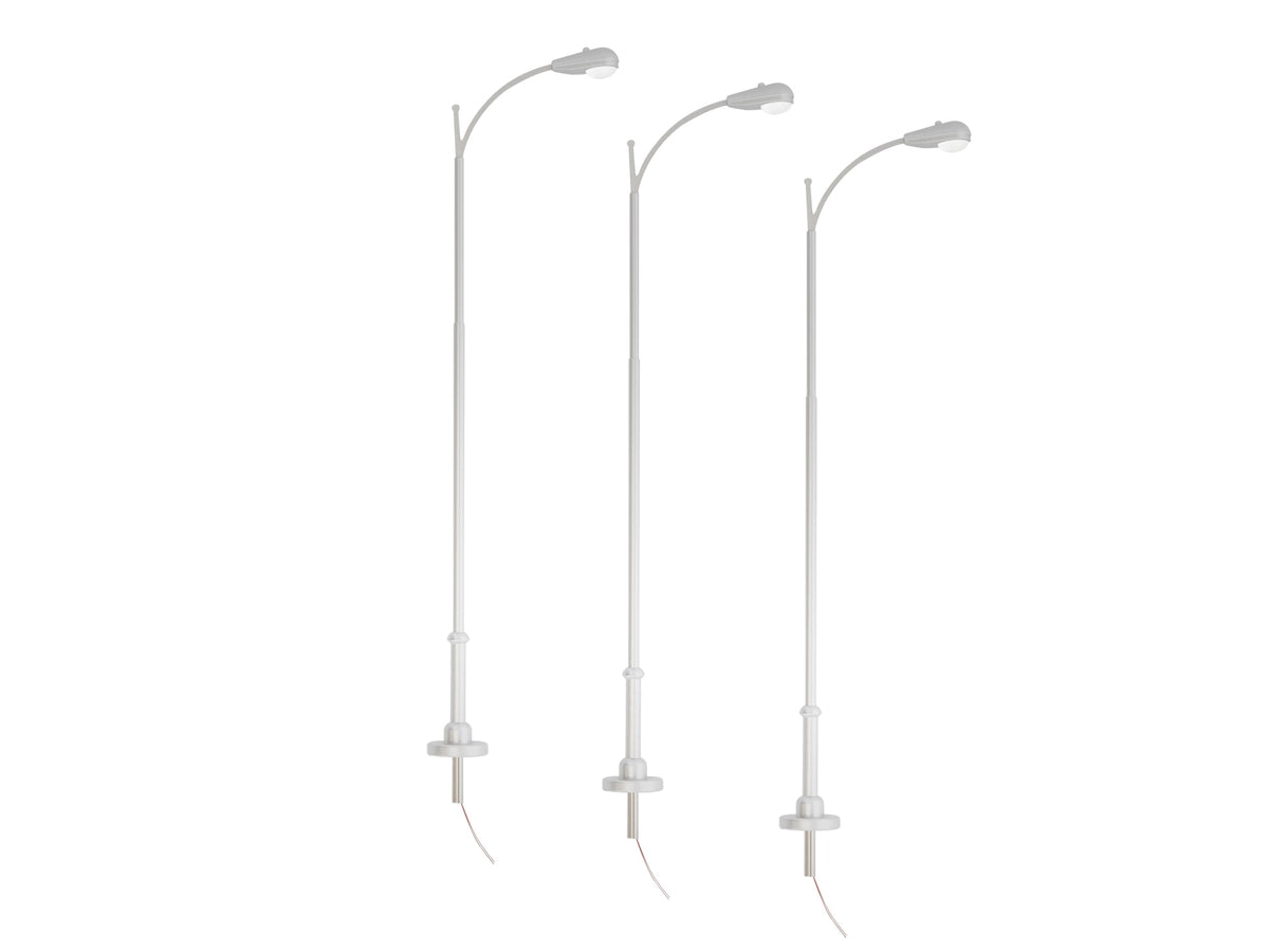Lionel 2429240 three single-light extended pole lamps with connecting wires