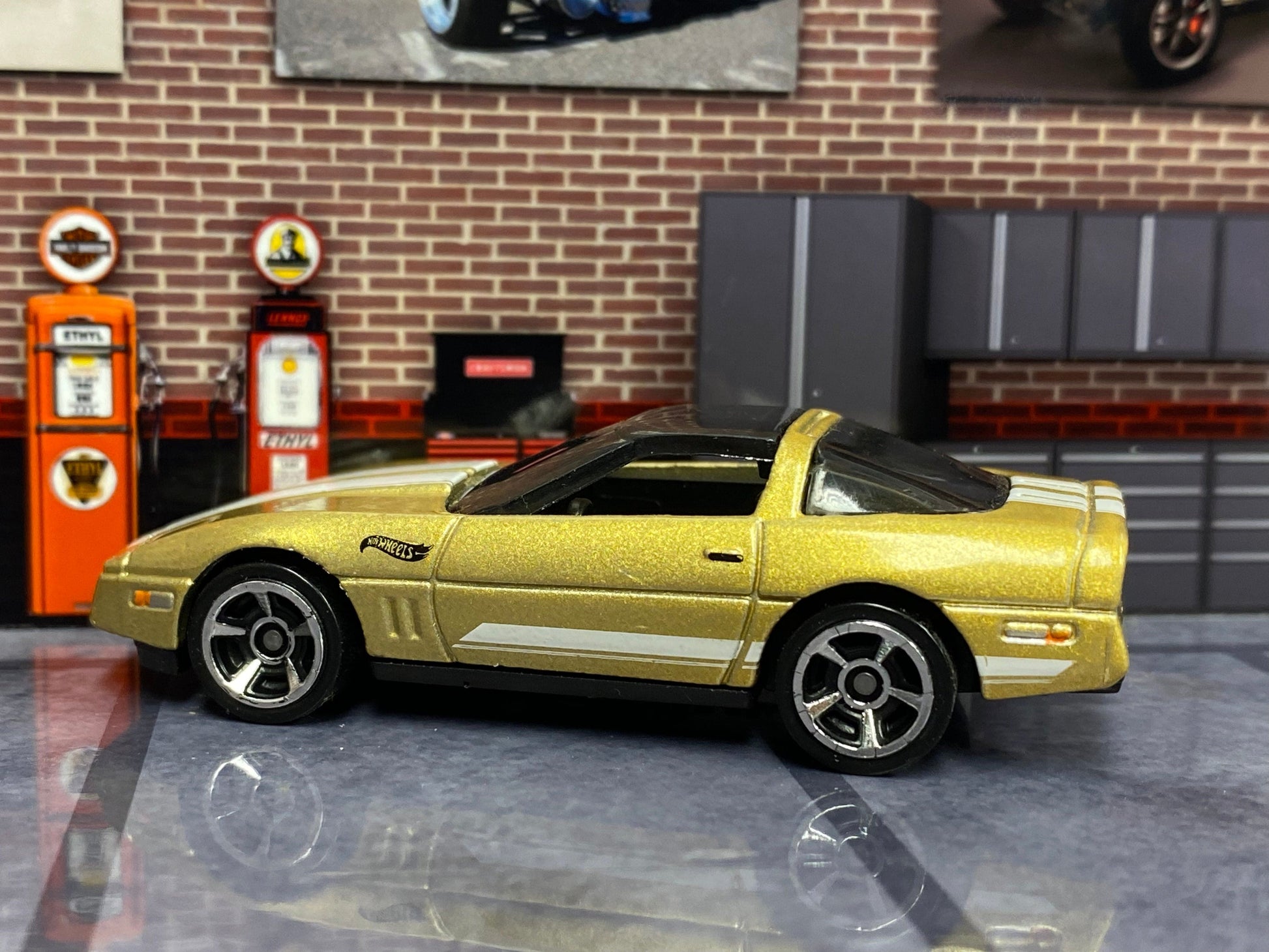 Loose Hot Wheels - 1984 Chevy Corvette - Gold and White