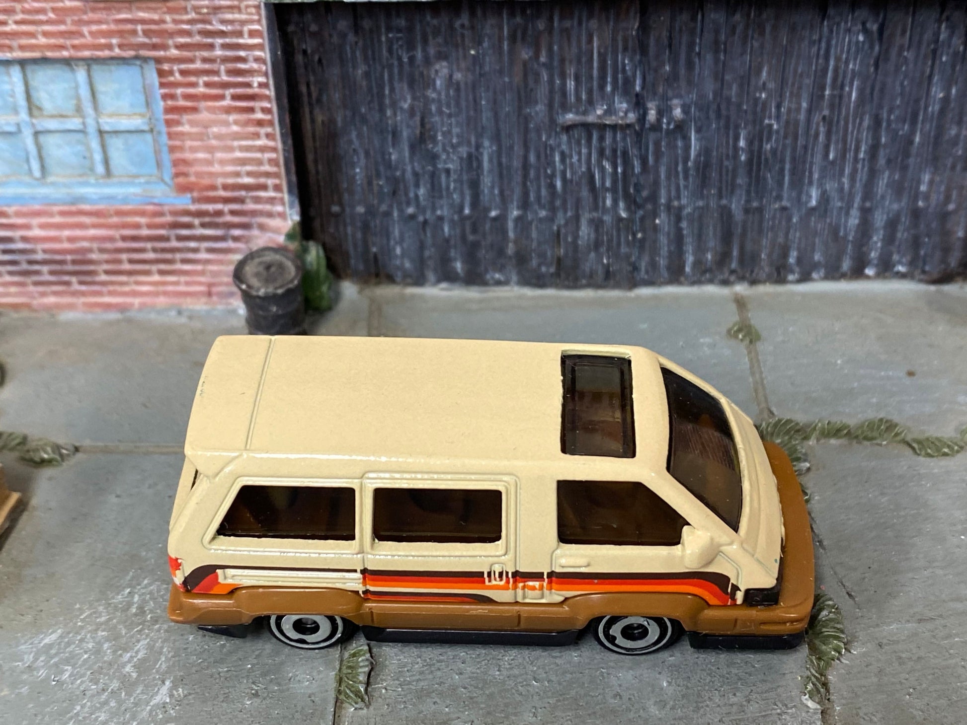 Loose Hot Wheels - 1986 Toyota Van - Brown and Tan