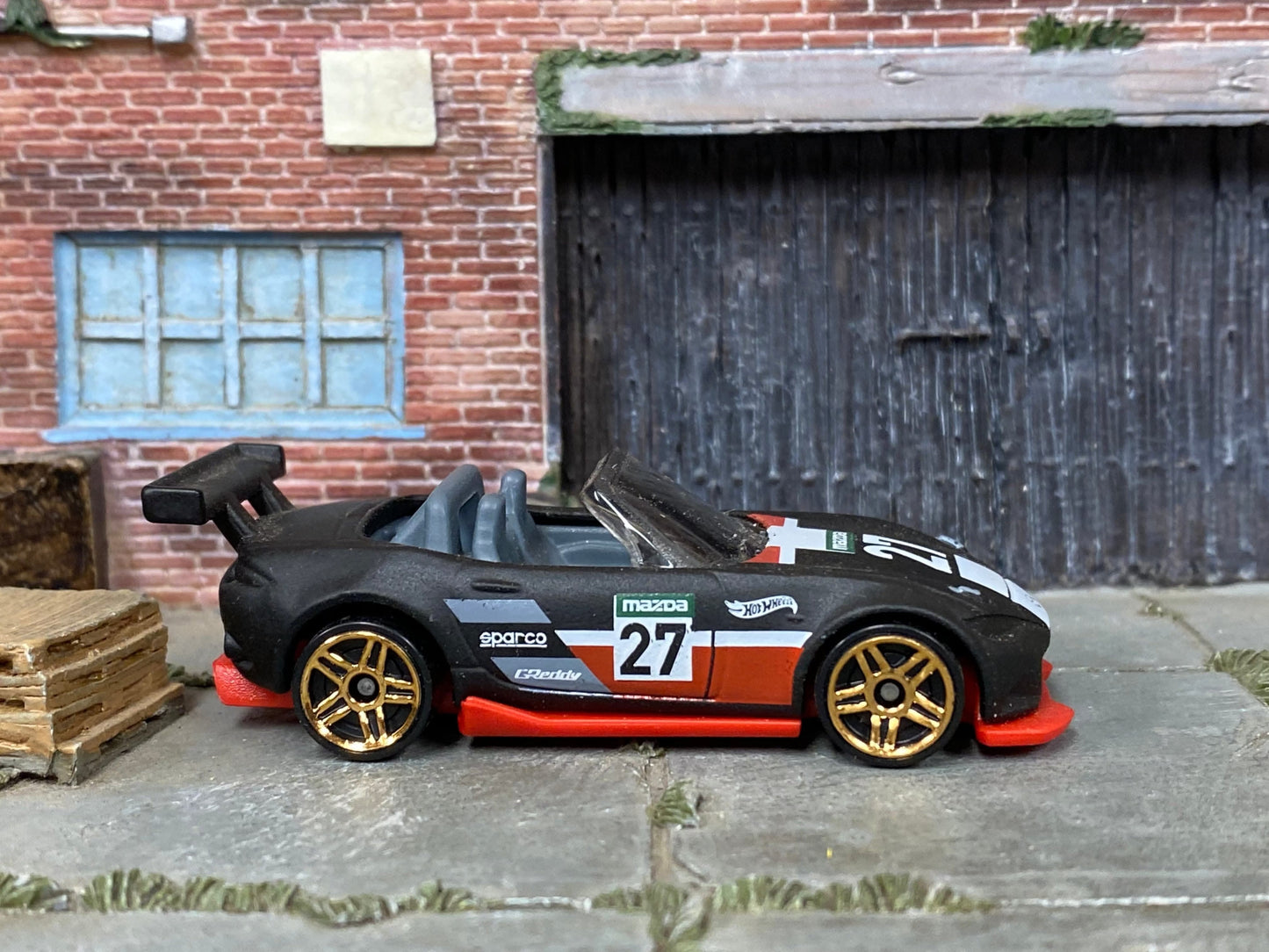 Loose Hot Wheels - 2015 Mazda MX-5 Miata - Satin Black, Red and White 27