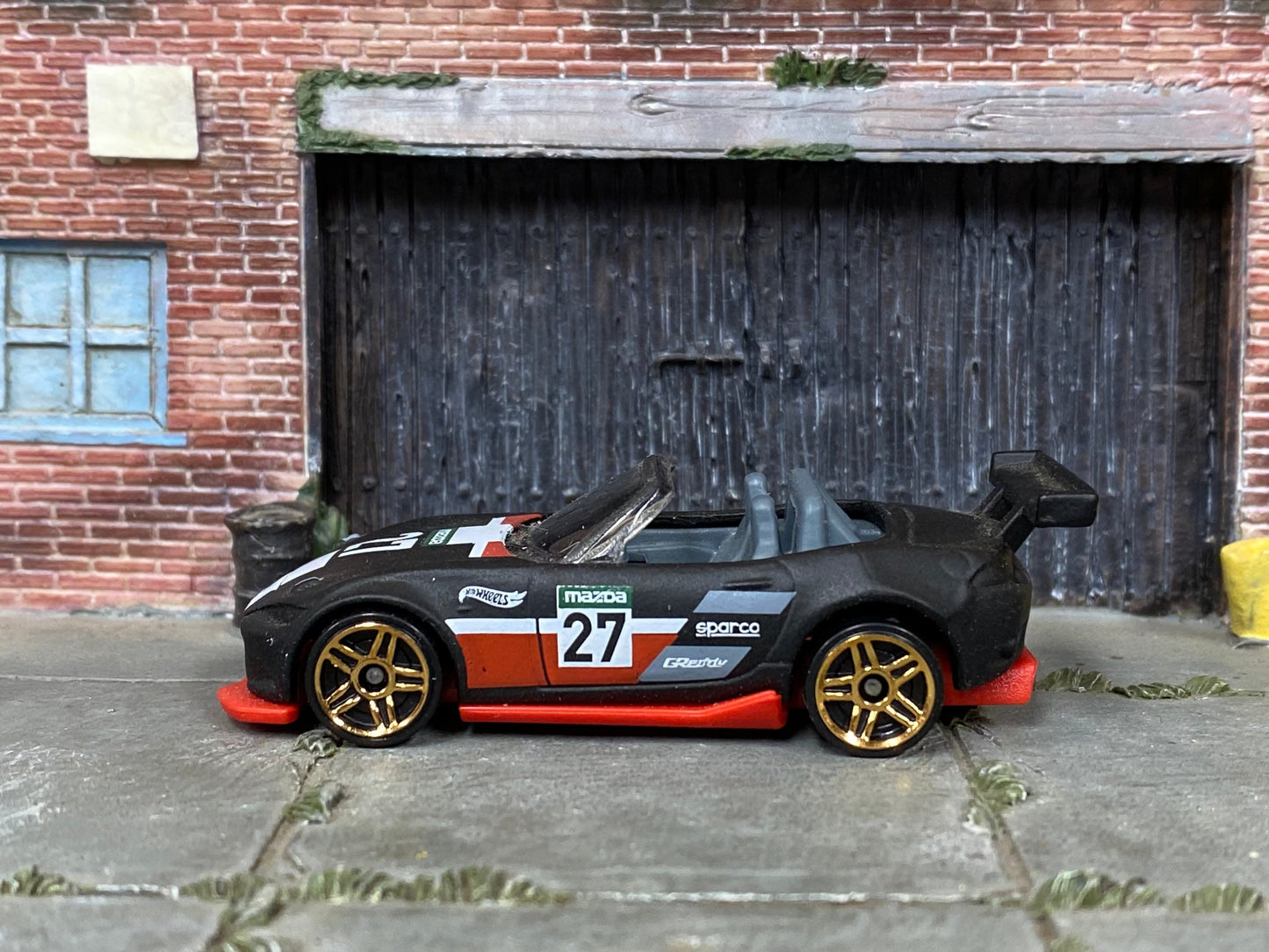 Loose Hot Wheels - 2015 Mazda MX-5 Miata - Satin Black, Red and White 27