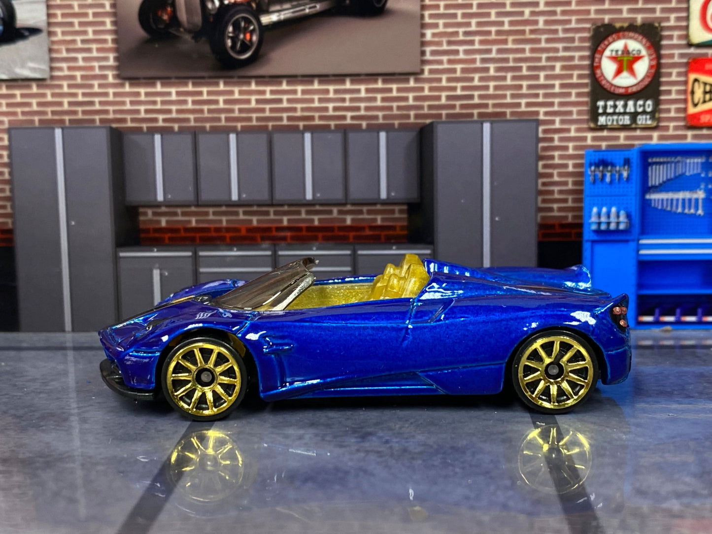 Loose Hot Wheels -2017 Pagani Huayra Roadster - Blue and Gold