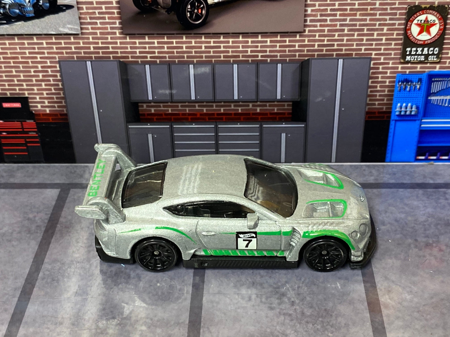 Loose Hot Wheels - 2018 Bentley Continental GT3 - Silver and Green 7