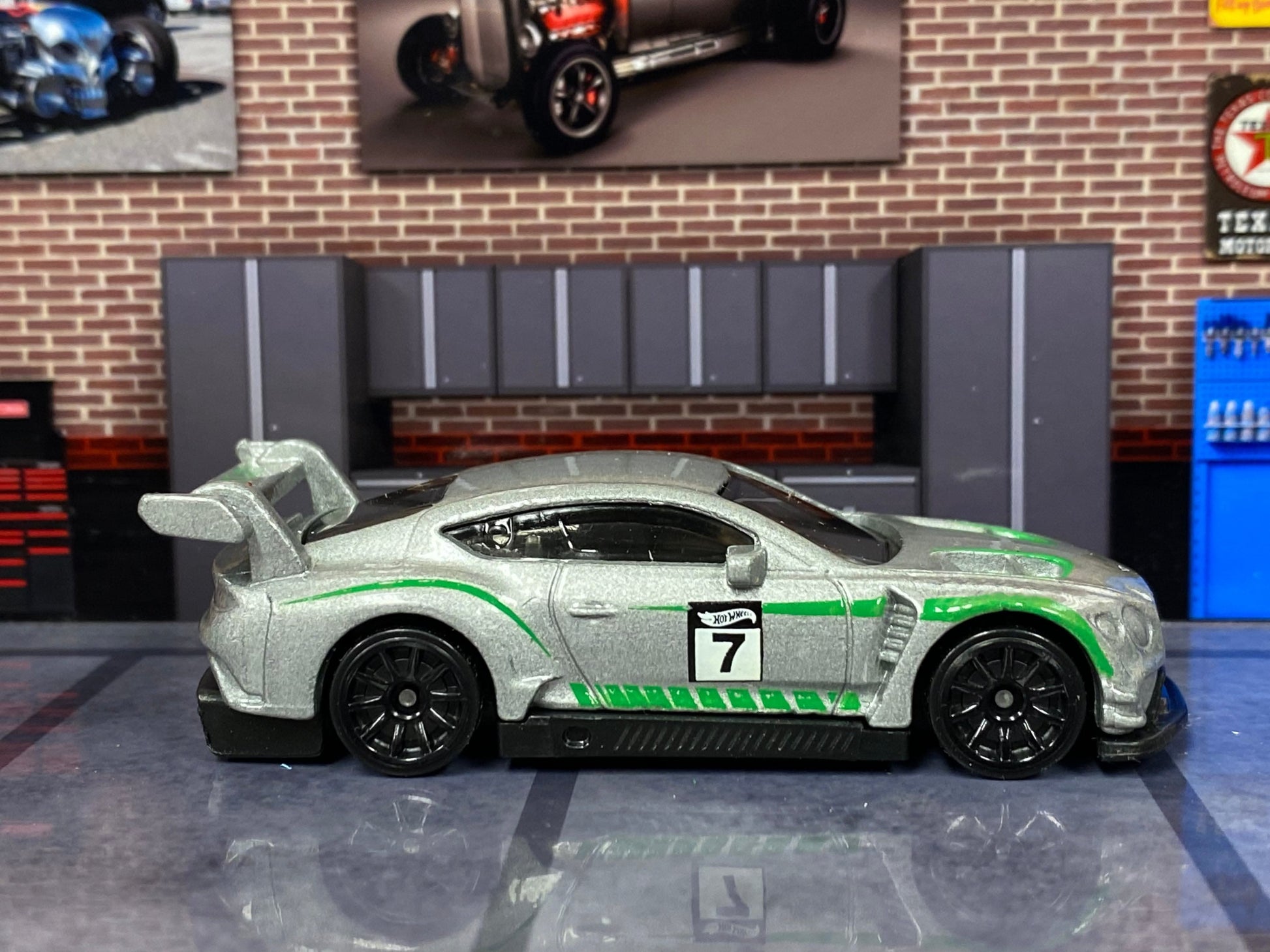 Loose Hot Wheels - 2018 Bentley Continental GT3 - Silver and Green 7