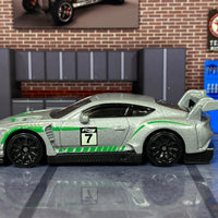 Loose Hot Wheels - 2018 Bentley Continental GT3 - Silver and Green 7