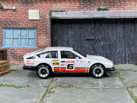 Loose Hot Wheels - Alfa Romeo GTV6 3.0 - White and Red