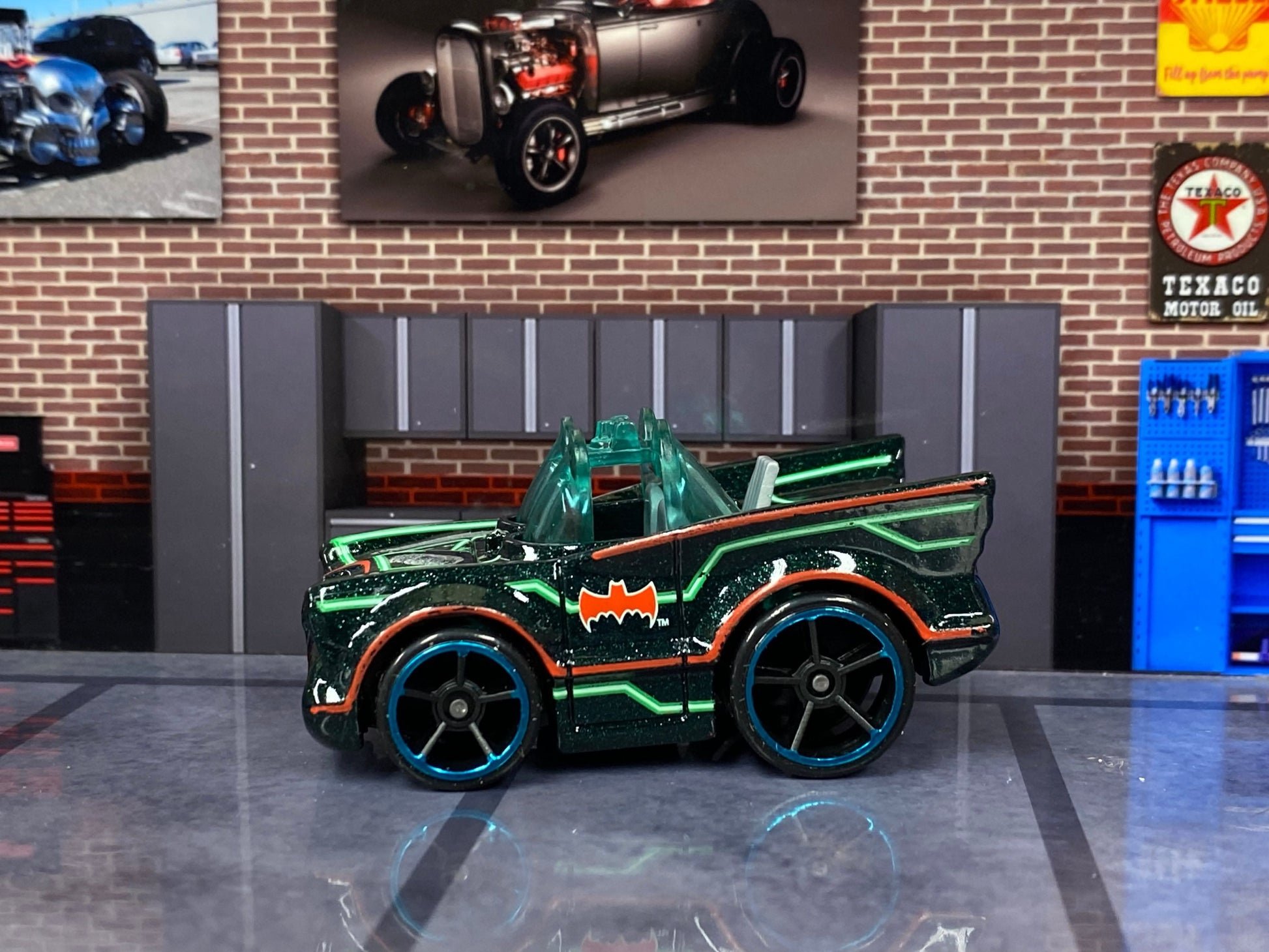 Loose Hot Wheels - Batman Batmobile 60's TV Series Car TOON'D - Black and Green