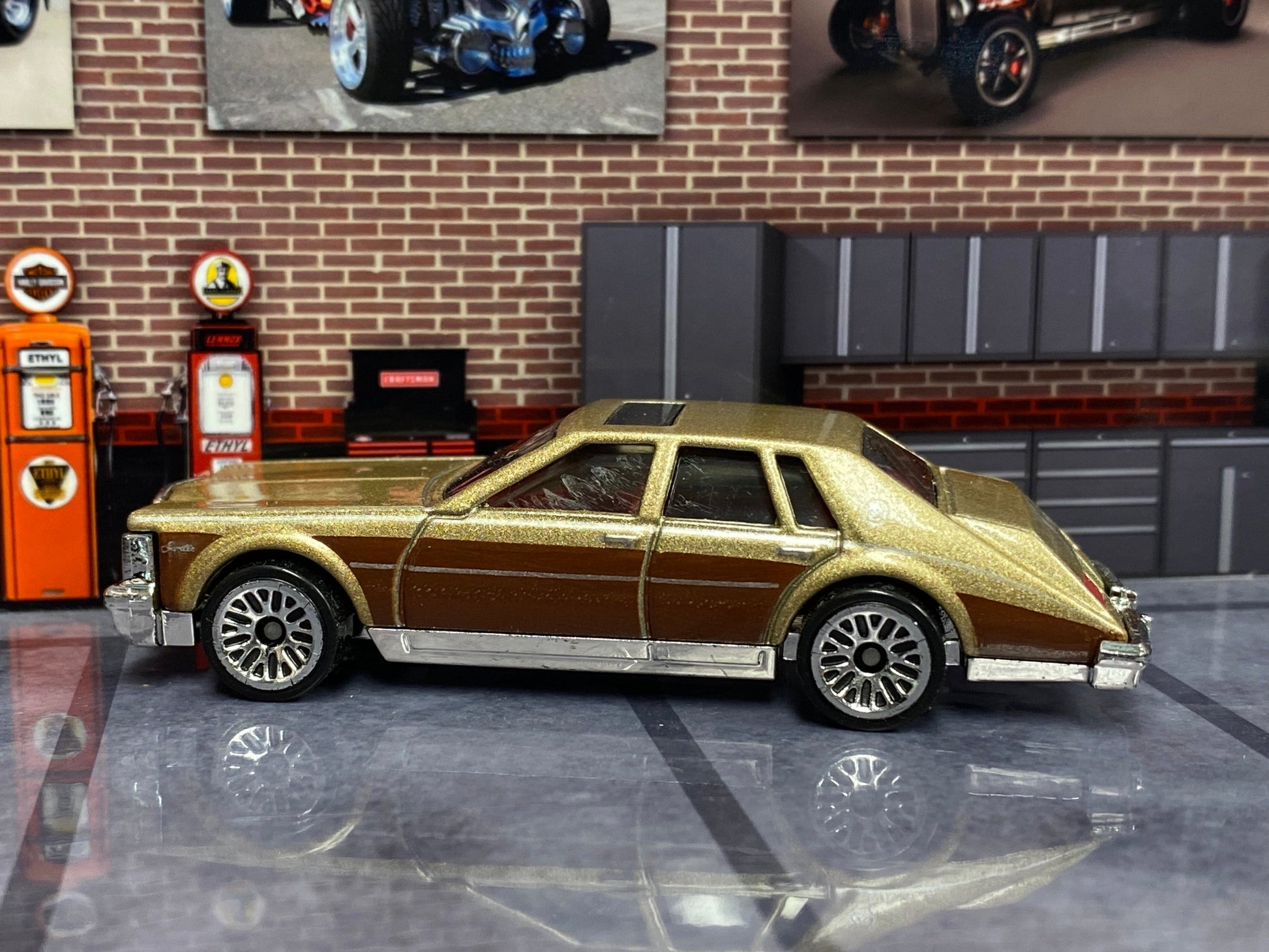 Loose Hot Wheels - Cadillac Seville - Gold Wood Grain