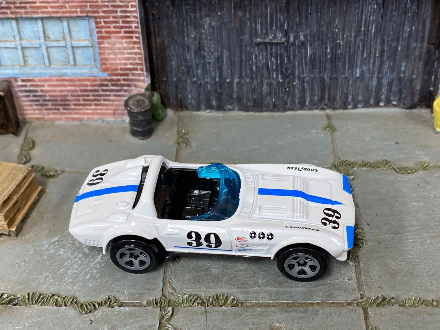 Loose Hot Wheels - Chevy Corvette Grand Sport Roadster - White and Blue 39
