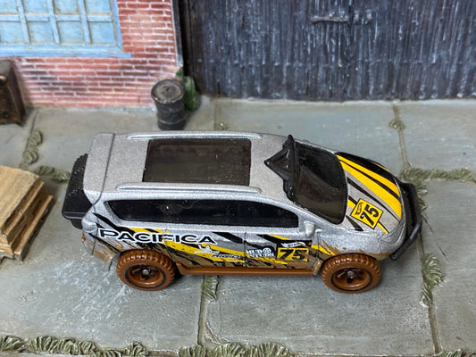 Loose Hot Wheels - Chrysler Pacifica - Silver, Yellow and Black