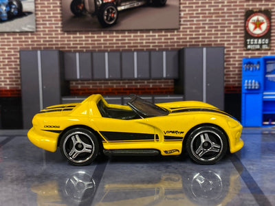 Loose Hot Wheels - Dodge Viper R/T 10 - Yellow and Black