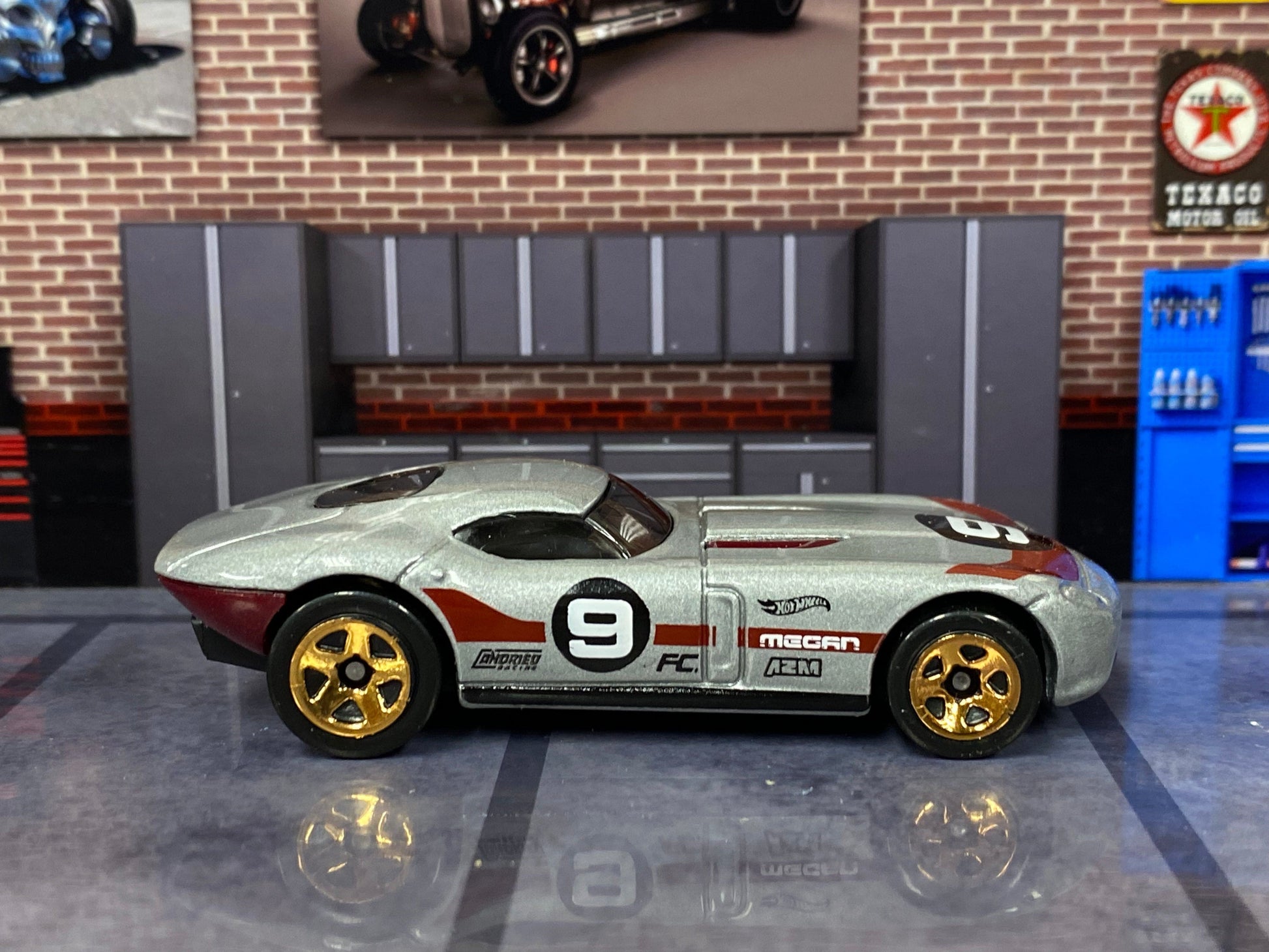 Loose Hot Wheels - Fast FeLion - Gray and Red 9