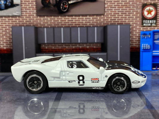 Loose Hot Wheels - Ford GT40 - White and Black 8