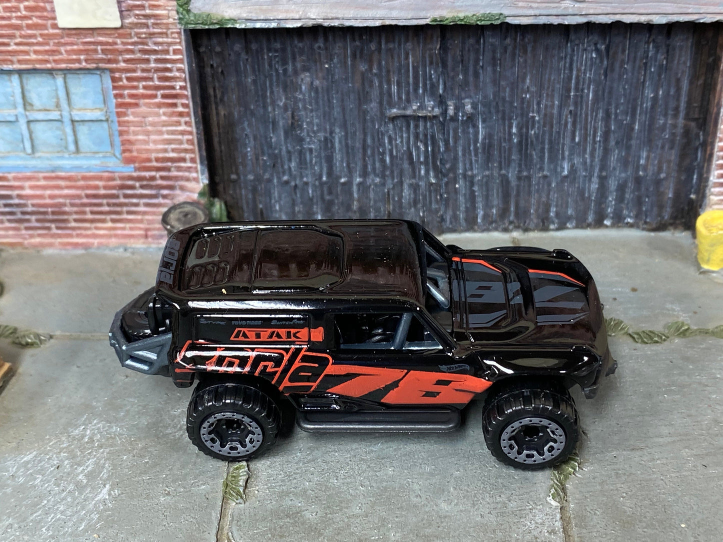 Loose Hot Wheels - Ford R 4×4 - Black and Red Borla