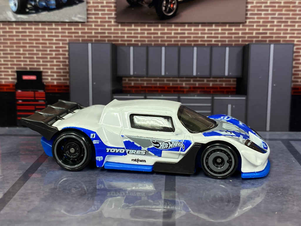 Loose Hot Wheels - Mad Mike Drift Attack - White and Blue