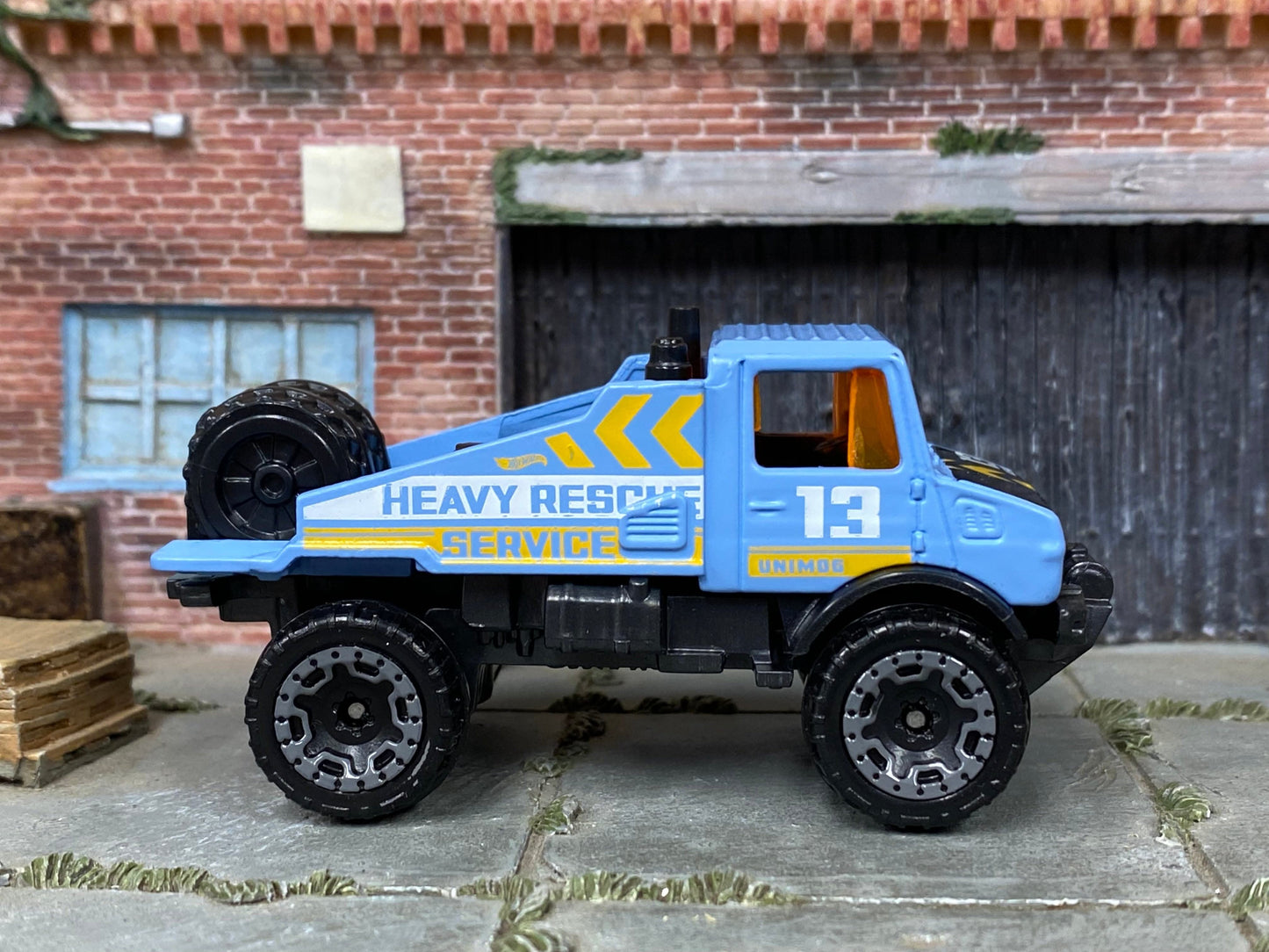 Loose Hot Wheels - Mercedes-Benz Unimog 1300 Off Road 4x4 - Blue Heavy Rescue Service