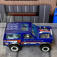 Loose Hot Wheels - Nissan Patrol 4X4 - Blue, Red and White