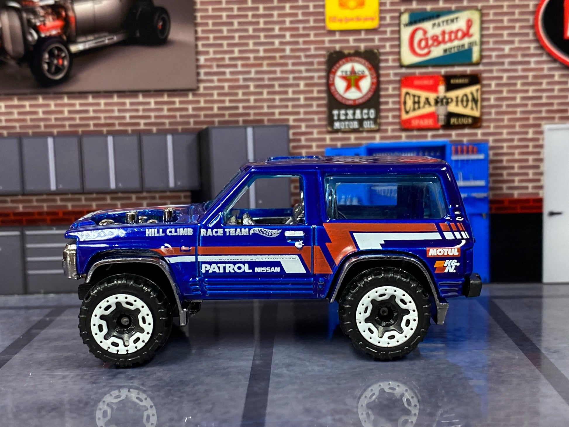 Loose Hot Wheels - Nissan Patrol 4X4 - Blue, Red and White