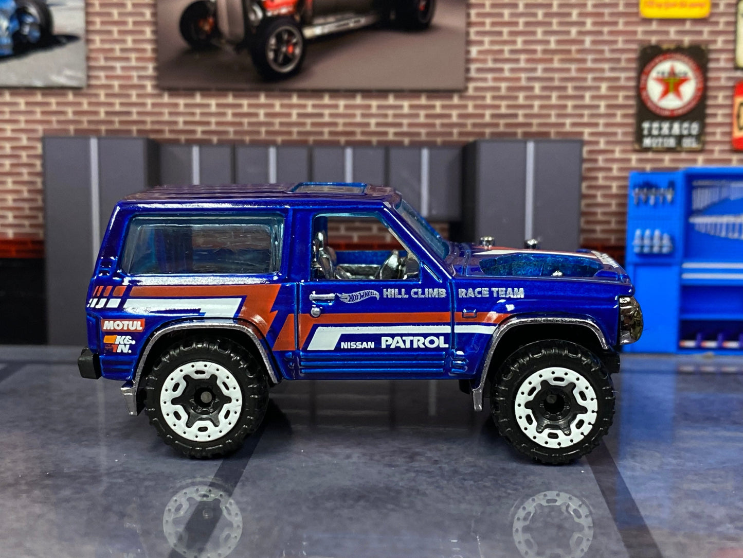 Loose Hot Wheels - Nissan Patrol 4X4 - Blue, Red and White