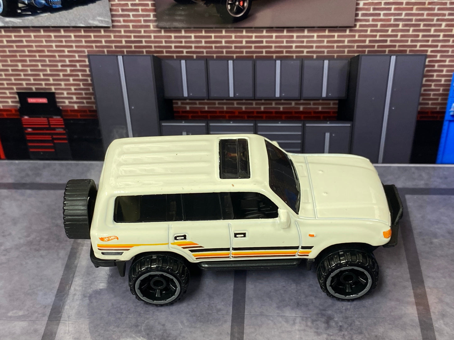 Loose Hot Wheels - Toyota Land Cruiser 80 - White, Orange and Black
