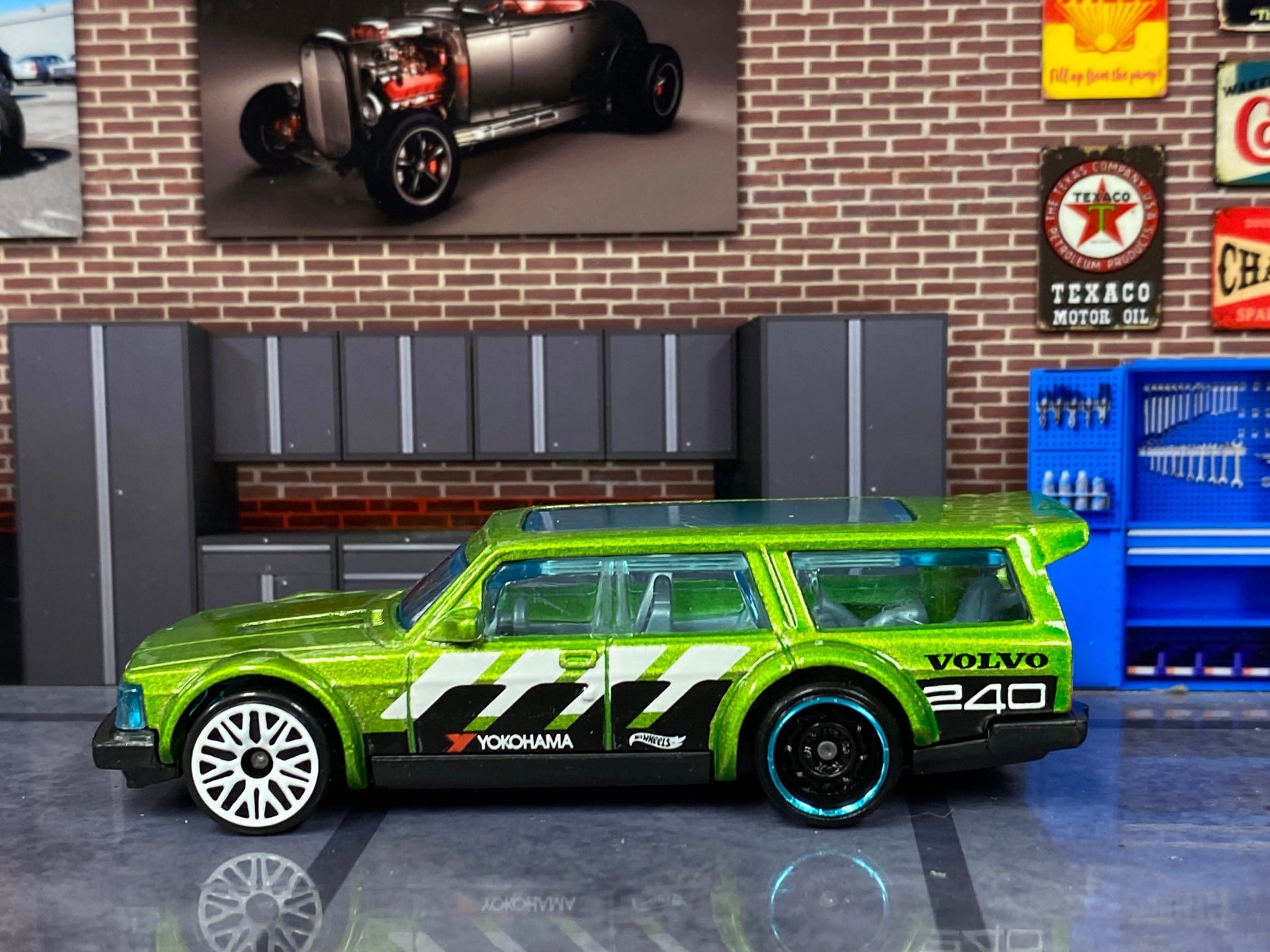 Loose Hot Wheels - Volvo 240 Drift Wagon - Green