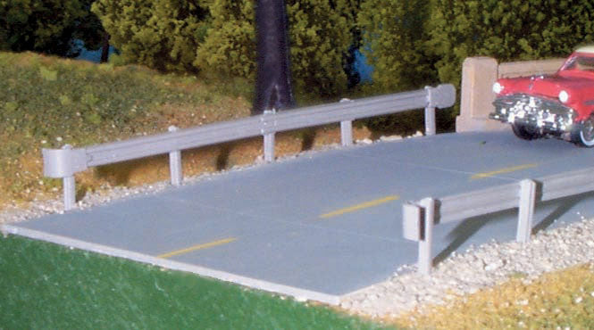 Pikestuff 541-0013 HO highway guardrails, assembled example beside a model road