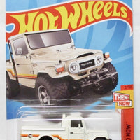 Hot Wheels Treasure Hunt 2023 - Toyota Land Cruiser - White and Orange