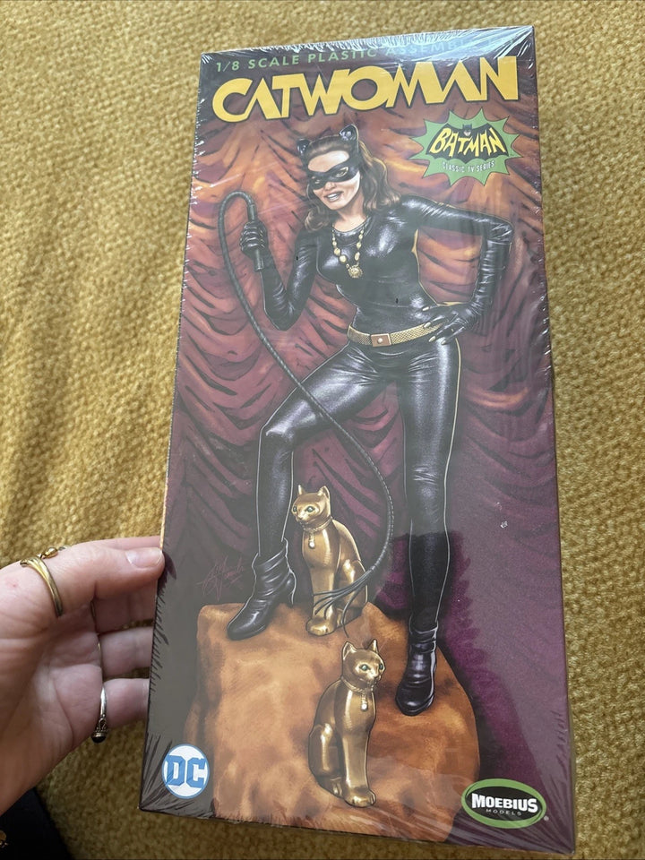 Moebius 952 Catwoman Batman Classic TV Series 1/8 model kit box front