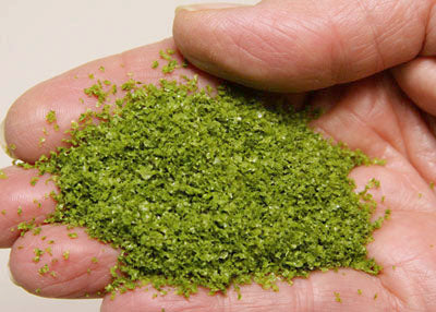 Scenic Express 6122 Spring Green SuperLeaf, 16 oz; manufacturer leaf-flake sample in hand, package not shown.