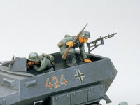 Tamiya 35020 German Hanomag Sd.Kfz. 251/1 crew and vehicle detail